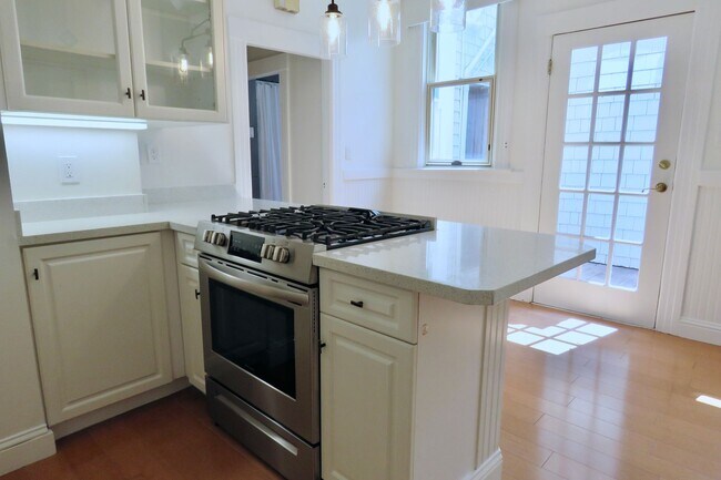 Building Photo - Freshly Updated Pet Friendly First Floor with Parking and Laundry