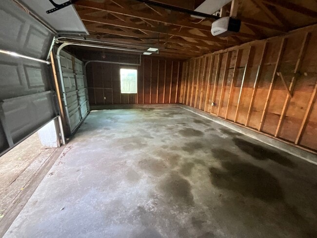Building Photo - 3 bedroom 2 bath with bonus Office space