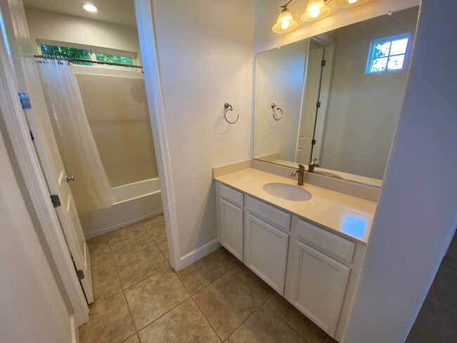 Building Photo - Modern 4 Bed, 3.5 Bath Home with Solar, St...
