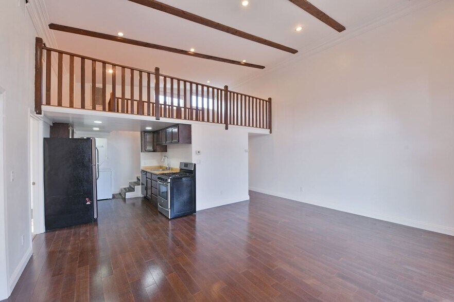 Building Photo - 7929 Blackburn Ave