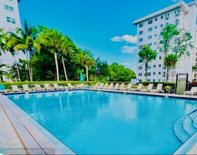 Building Photo - 3150 N Palm Aire Dr