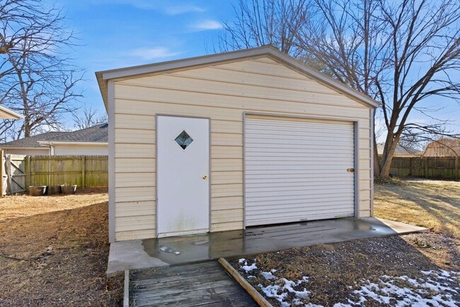 Building Photo - Updated home on large lot with GREAT SHOP!