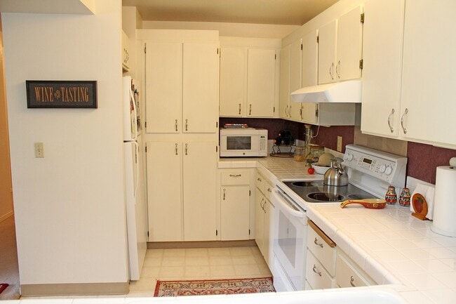 Building Photo - 5064 Foothills Dr