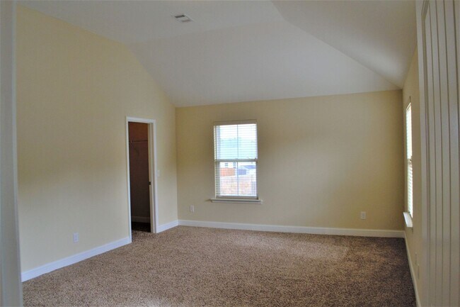 Building Photo - 44 Hartland Ct