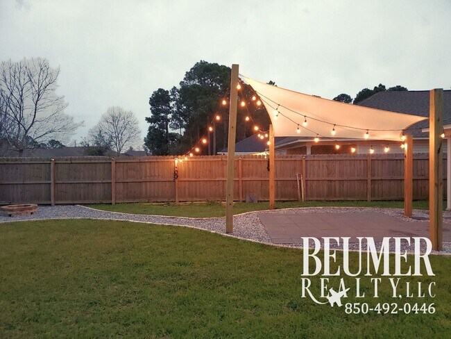 Building Photo - 3 bedroom 2 bath home with Beautiful Backyard