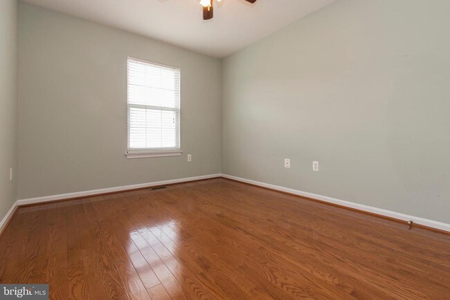 Building Photo - 117 Longpoint Way