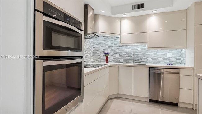 Building Photo - 300 Bayview Dr