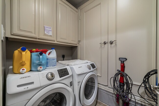 laundry-2nd floor - 4003 Wycliff Ave