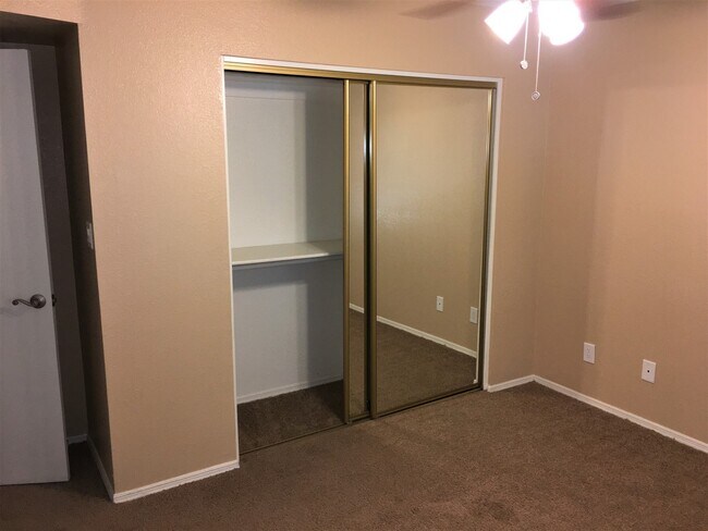 Building Photo - **MOVE-IN SPECIAL 50% OFF MOVE-IN MONTH!!!!** **BEAUTIFUL 3br/2ba TOWNHOME (ELLIOTT & ARIZONA AVE)**