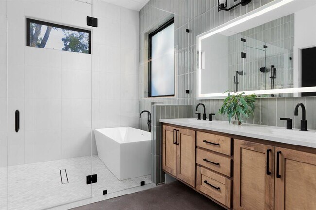 Building Photo - 603 E 47th St