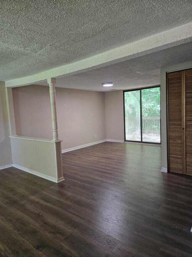 Building Photo - Charming 2-Bed Gem on Ashmore Ave