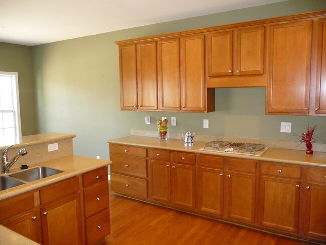 Building Photo - Executive Home!