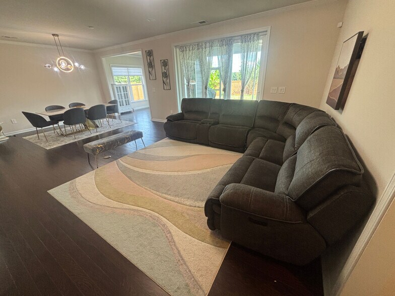 Building Photo - Room in House on Aintree Ave