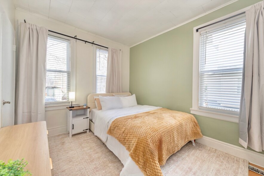 Building Photo - 45 Essex Ave