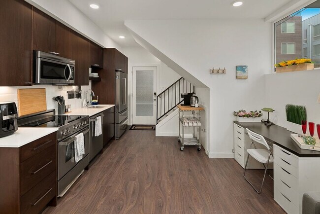 Building Photo - 915 14th Ave