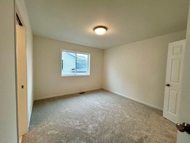 Building Photo - Spacious & Stylish 4-Bed Home with Modern Finishes and Attached 2-Stall Garage