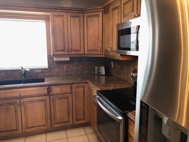 Building Photo - 3040 Lake Shore Dr