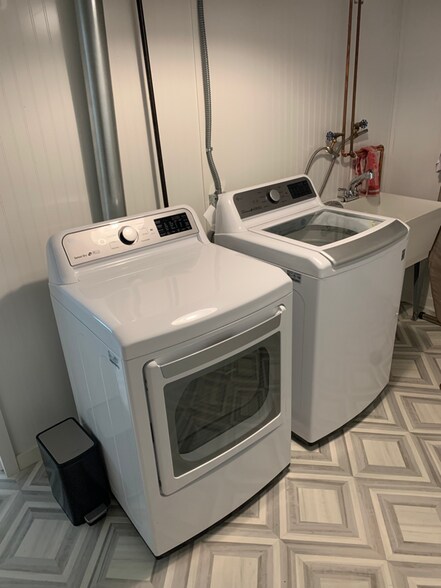 Building Photo - 928 Bartelmy Ln N