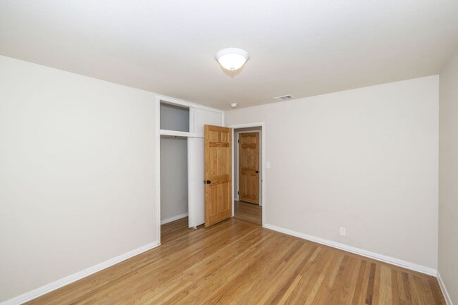 Building Photo - Spacious 3 Bed, 2.5 Bath Home in Quiet Neighborhood w/ AC + Pool!