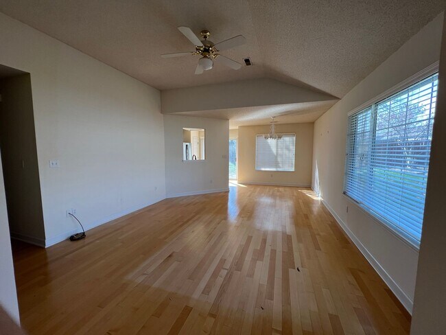 Building Photo - Super Nice 3bed, 2bath house with 2 car garage in Central Location