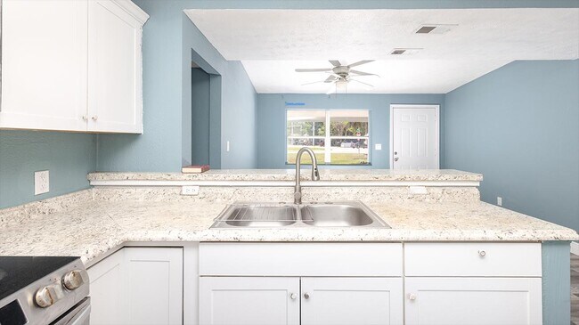 Building Photo - 563 6th St