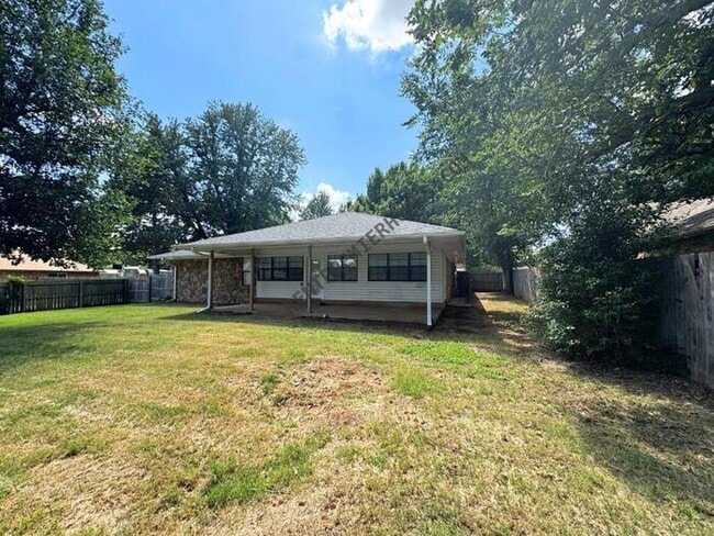 Building Photo - 200 Lochwood Cir