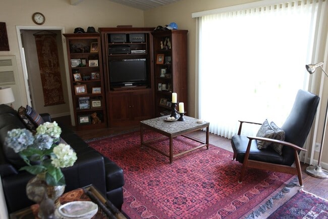 Building Photo - **Coastal Charm in Central Encinitas – 2 B...