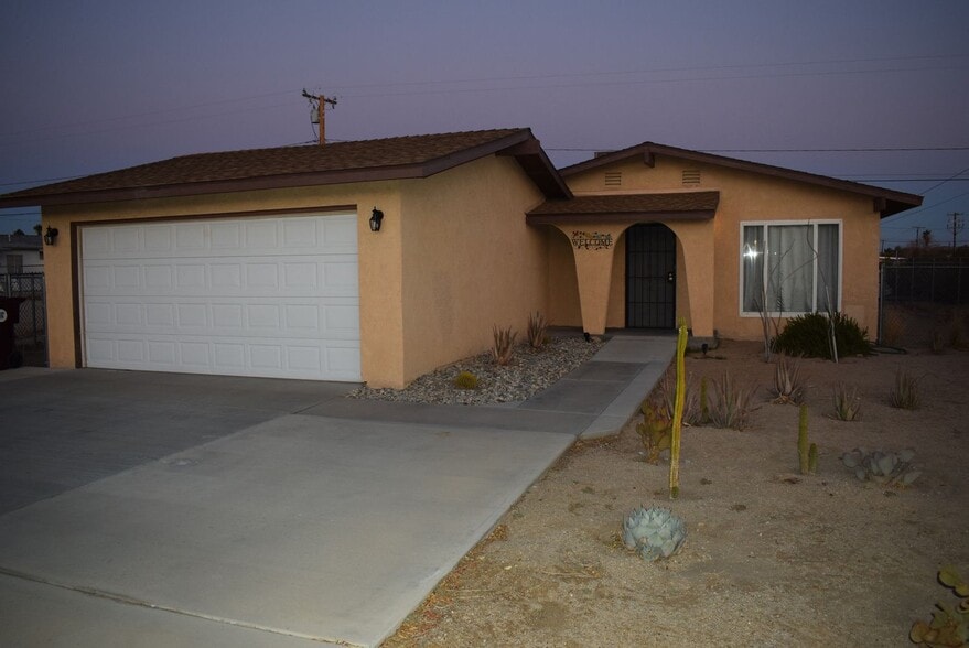 Building Photo - 6577 Desert Queen Ave