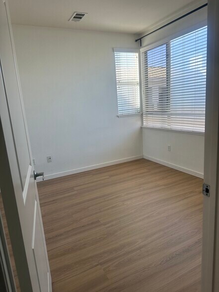 Building Photo - 6400 Crescent Park E