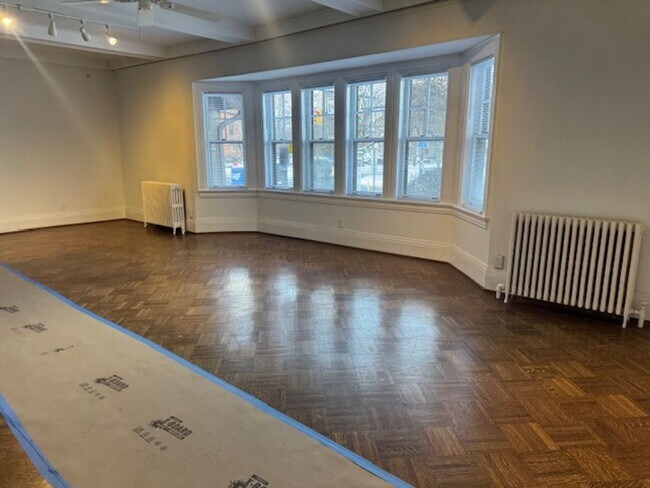 Building Photo - 775 University Ave