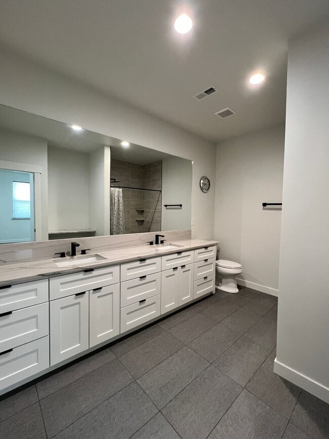 Building Photo - Newer Construction Condos in Moses Pointe!