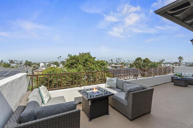 Building Photo - Stunning, Modern and Immaculate 3/BR 2.5/B...