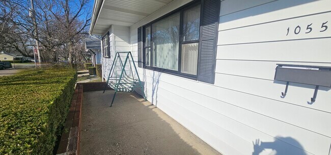 Building Photo - 1055 Kenmore Ave