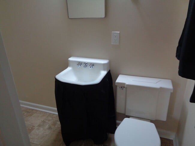 Building Photo - APPLICATION PENDING-Well-Maintained 2 Bedroom House for Rent