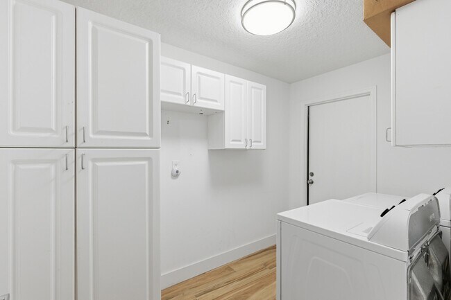 Building Photo - 2700 Yarmouth Dr