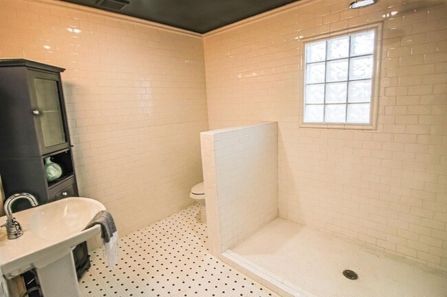 Building Photo - PRE LEASING for fall 2026! 4/2 in heart of Lubbock!