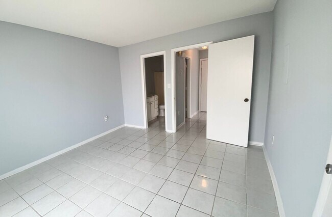 Building Photo - Very cute 2 bedroom/2 bath unfurnished condo
