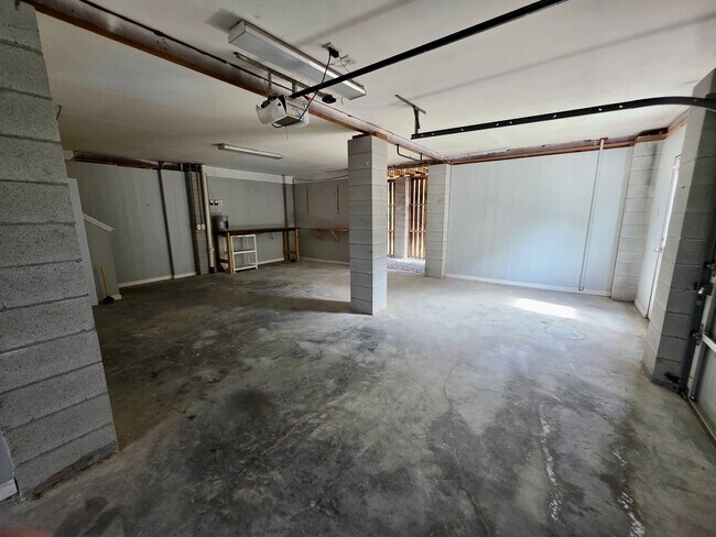 Building Photo - Elevated Four Bedroom in Rivertowne Countr...
