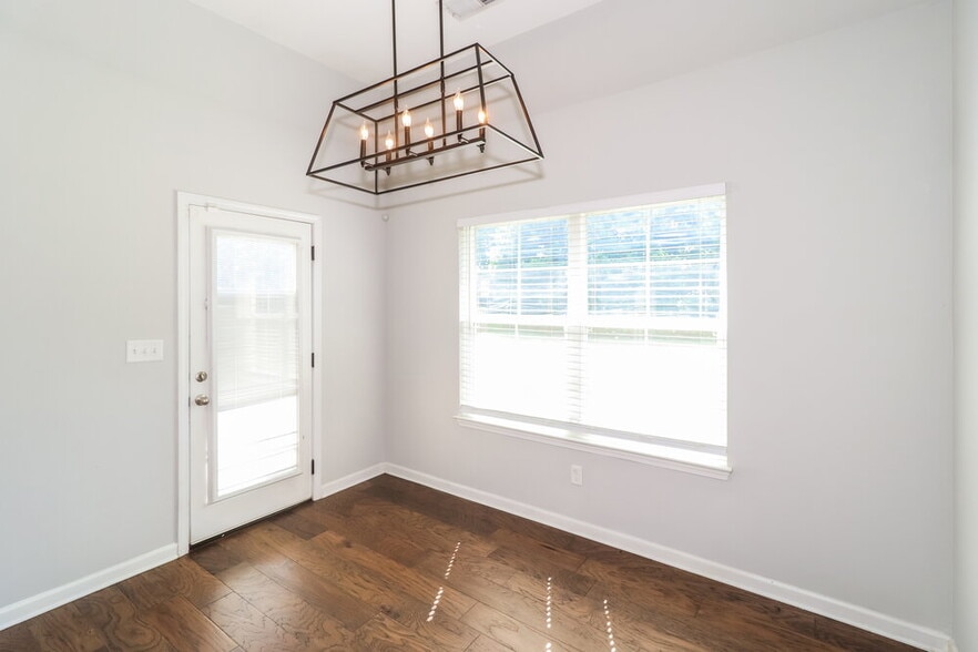 Building Photo - 3811 Dawnwood Cir W