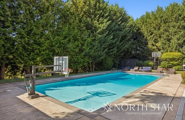 Building Photo - Stunning Bull Mountain Estate