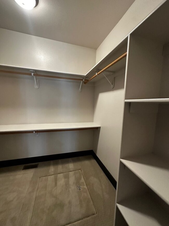 Building Photo - Gorgeous modern 5 bedroom - Minutes from MSU!
