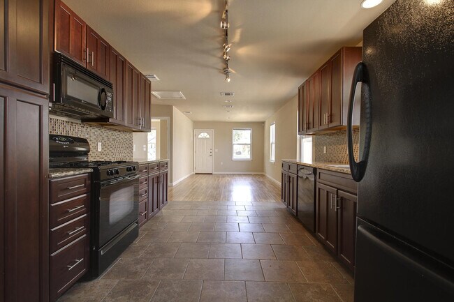 Building Photo - UT PRE LEASE: 2009 Remodeled 6 Bed / 3 Bath, Wood & Stained Concrete Floors, Custom High End Kitc...