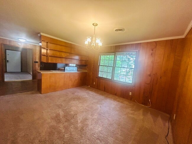 Building Photo - 905 Eisenhower Dr