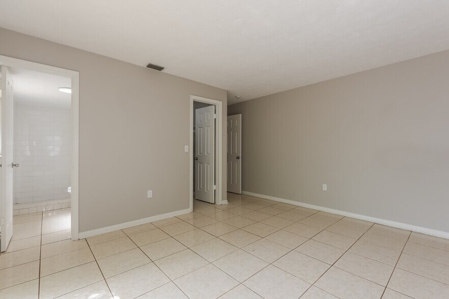 Building Photo - 9811 N Connechusett Rd