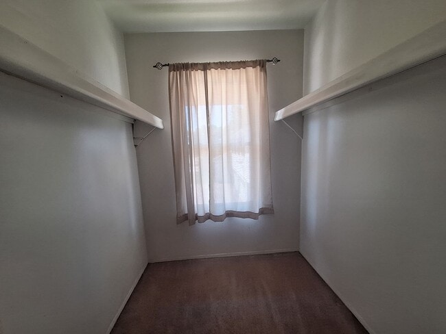 Building Photo - Brick 2 bedroom condo near the water