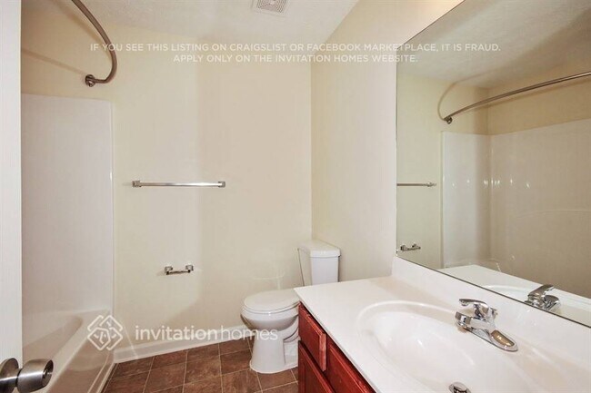 Building Photo - 2245 Village Green Dr