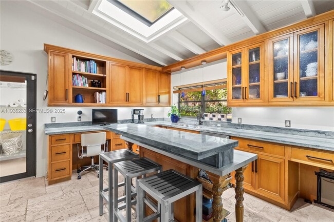 Building Photo - 2132 Middle River Dr