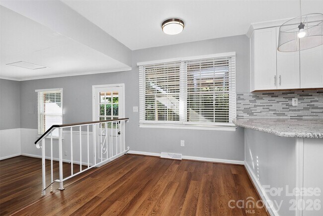 Building Photo - 2438 Knickerbocker Dr