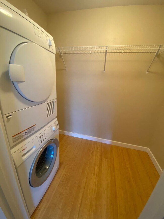 Building Photo - Advent - Beautiful & Bright Two Bedroom W/...