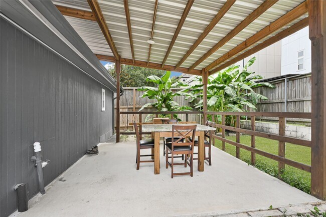 Building Photo - 1613 Wycliffe Dr